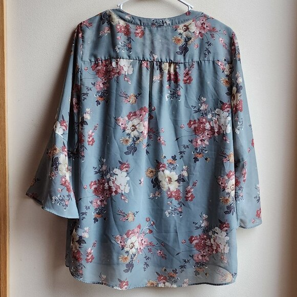 Apt. 9 Floral Blue/Gray V-Neck Blouse Size Medium - Picture 15 of 16